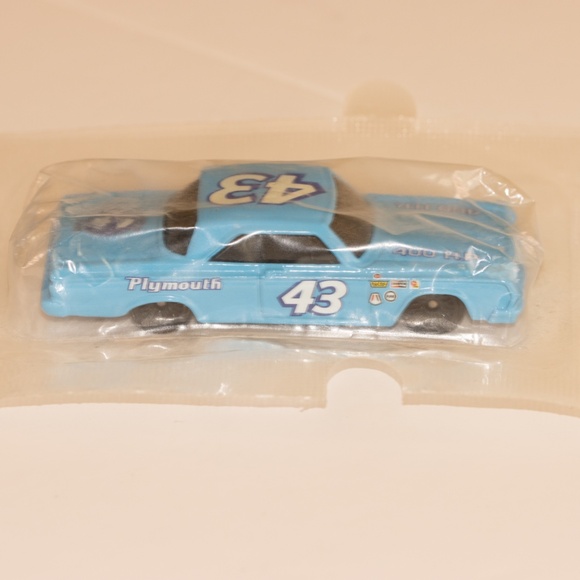 1:64 Scale Die Cast General Mills/Hotwheels Salute To Richard Petty #43 Toy Cars - Picture 5 of 7